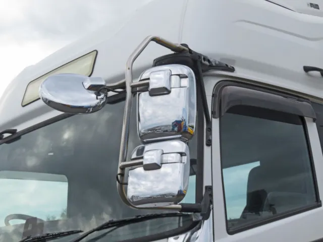 ミラーのステーに少しサビ、ミラーカバーに細かいキズがあります。|UDトラックス クオン 2PG-GK5AADの写真26