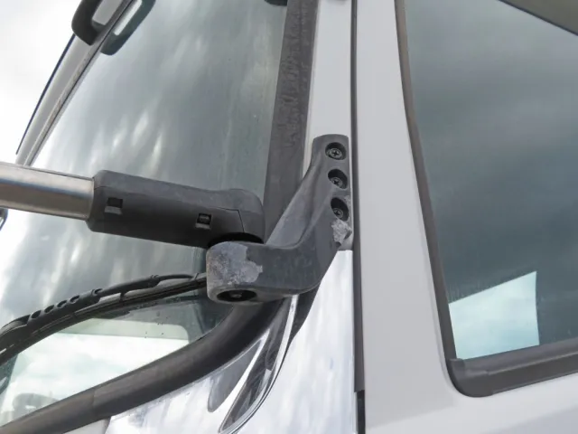 助手席側ミラーの付け根に変色跡があります。|UDトラックス クオン 2PG-GK5AADの写真27