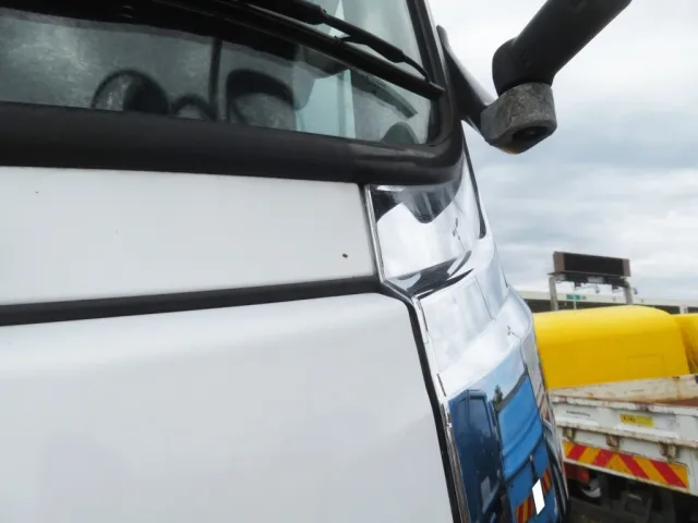 フロントパネル上部に小さいキズがあります。(助手席側です)|UDトラックス クオン 2PG-GK5AADの写真28