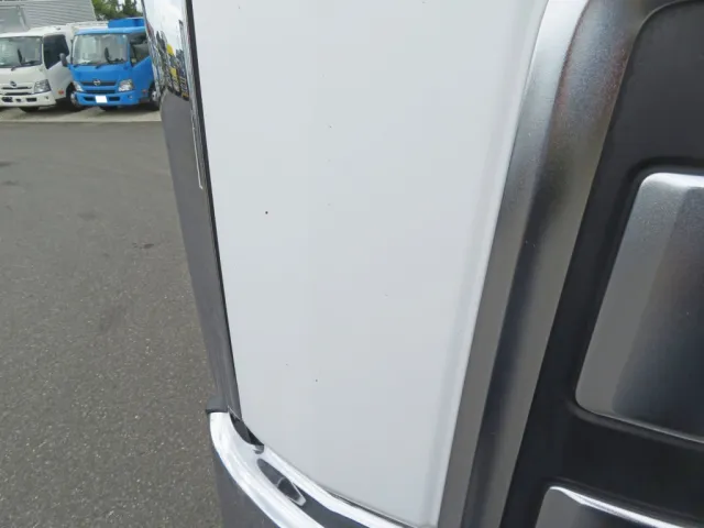 フロントパネル運転席側に小さいキズがあります。|UDトラックス クオン 2PG-GK5AADの写真29