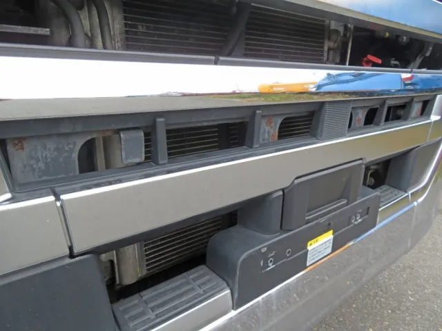 フロントパネル内部に軽いサビがあります。|UDトラックス クオン 2PG-GK5AADの写真33