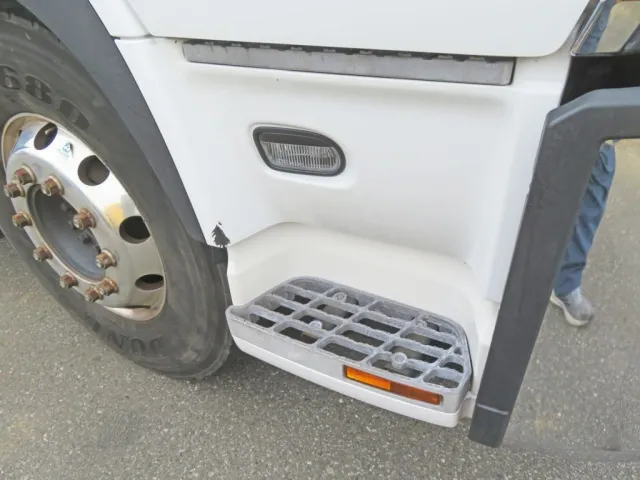 運転席側のステップに塗装の剥がれ箇所・細かいキズがあります。|UDトラックス クオン 2PG-GK5AADの写真35