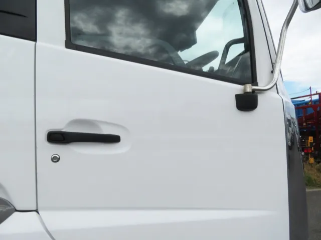 運転席側ドアに細かいキズがあります。|UDトラックス クオン 2PG-GK5AADの写真38