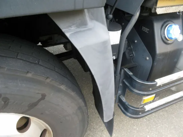 フロントフェンダー後方に色あせがあります。|UDトラックス クオン 2PG-GK5AADの写真42