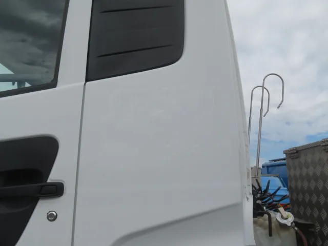 クォーターパネル看板はがし跡があります。|UDトラックス クオン 2PG-GK5AADの写真44