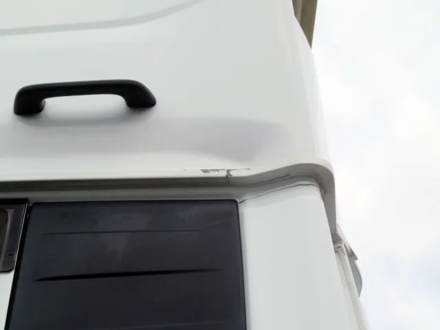 助手席側クォーターパネルとルーフの継ぎ目にキズがあります。|UDトラックス クオン 2PG-GK5AADの写真45