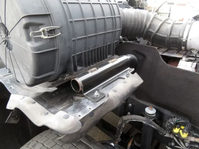 エアクリーナーの台座に色あせ・ステーに軽いサビがあります。|UDトラックス クオン 2PG-GK5AADの写真46