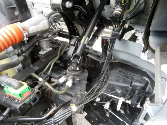 キャブ下に軽いサビがあります。|UDトラックス クオン 2PG-GK5AADの写真48