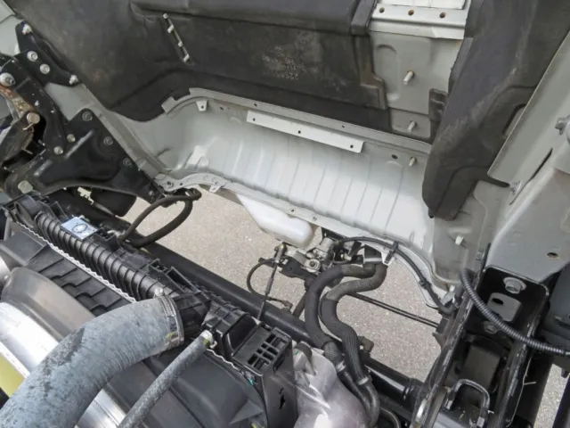 キャブ下に表面サビがあります。|UDトラックス クオン 2PG-GK5AADの写真49