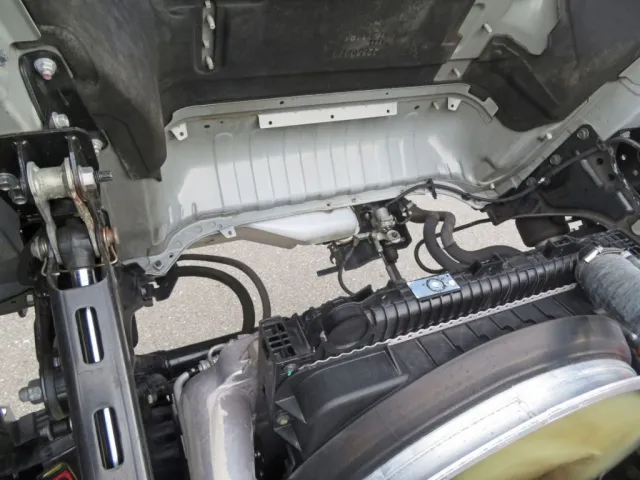 キャブ下に軽いサビがあります。|UDトラックス クオン 2PG-GK5AADの写真50