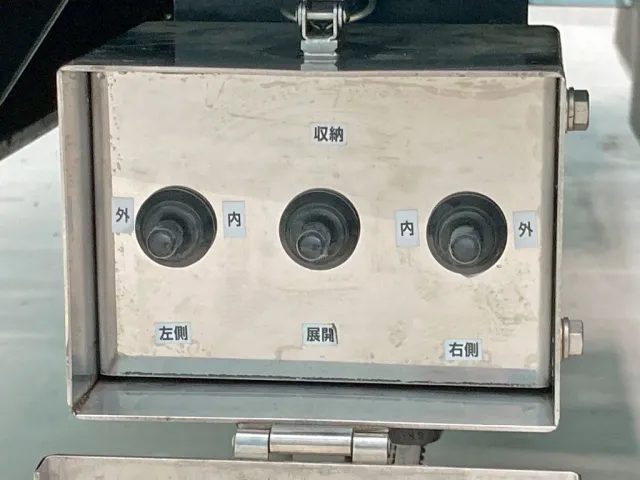 ボディー後方運転席側にオートスライド 及び 自動歩みの昇降スイッチです。|東邦  TD50J7T2Sの写真20