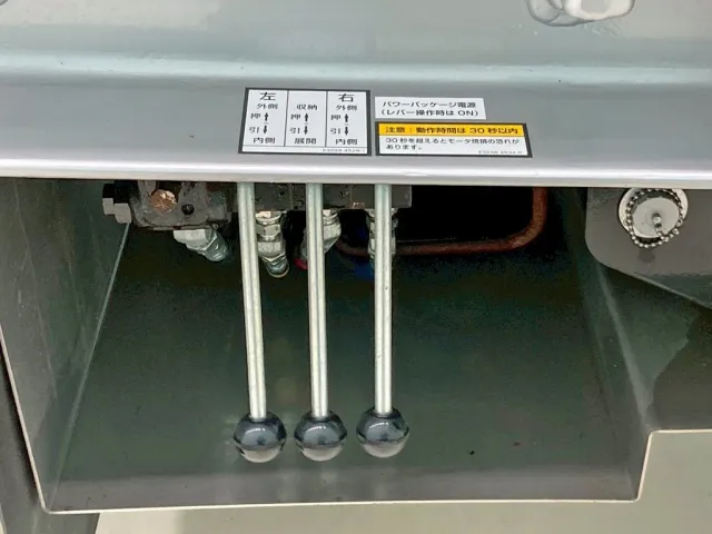 ボディー後方助手席側にオートスライド 及び 自動歩みの昇降レバーが付いています。|東邦  TD50J7T2Sの写真21