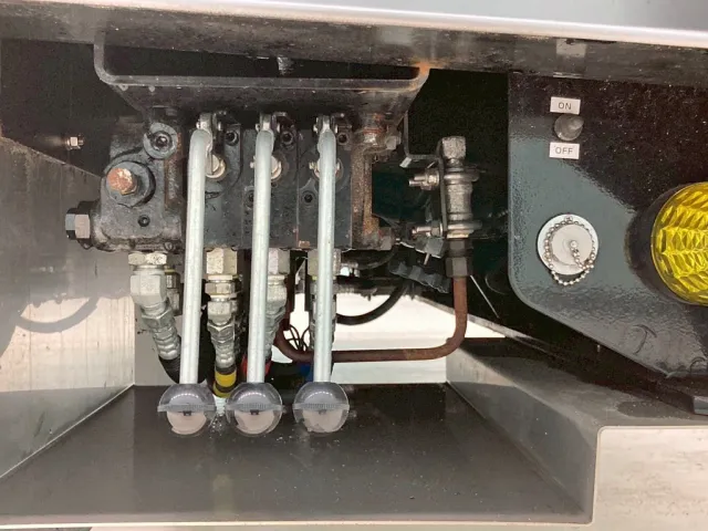 操作レバーは 右側のトグルスイッチをONにしながら操作で作動します。|東邦  TD50J7T2Sの写真22