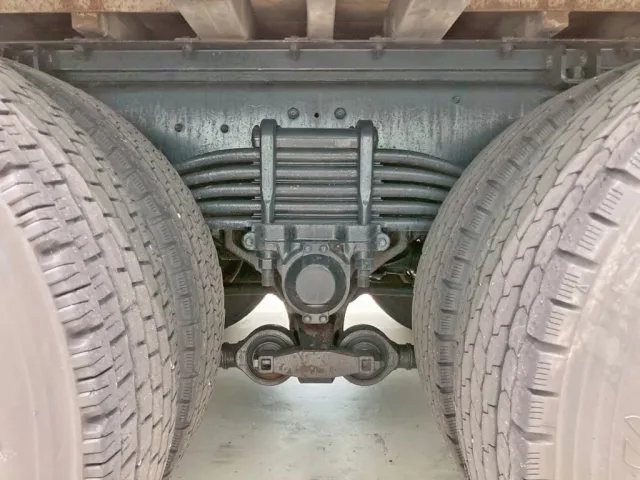 リーフサスです。|いすゞ ギガ QKG-CYH77Bの写真5