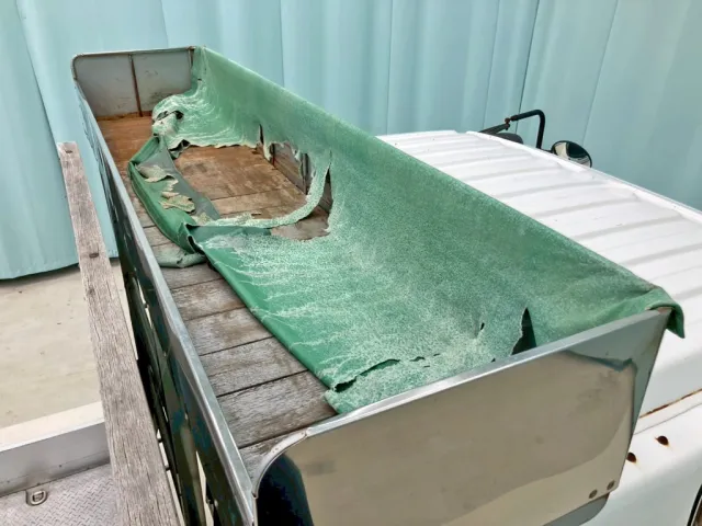 シートデッキの付属シートに破れがあります。|いすゞ ギガ QKG-CYH77Bの写真12