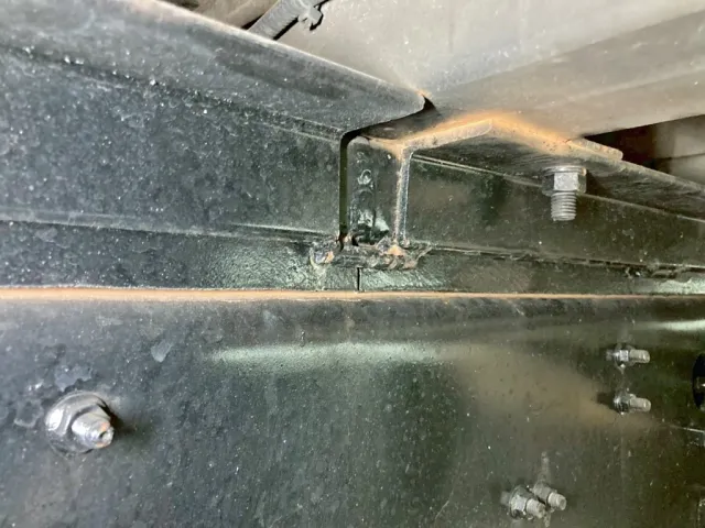 ネタ助手席側前方のアングルに亀裂があります。|いすゞ ギガ QKG-CYH77Bの写真19