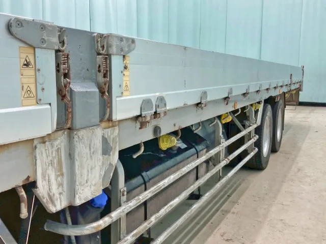 助手席側中柱下部に手塗り箇所があります。|いすゞ ギガ QKG-CYH77Bの写真28