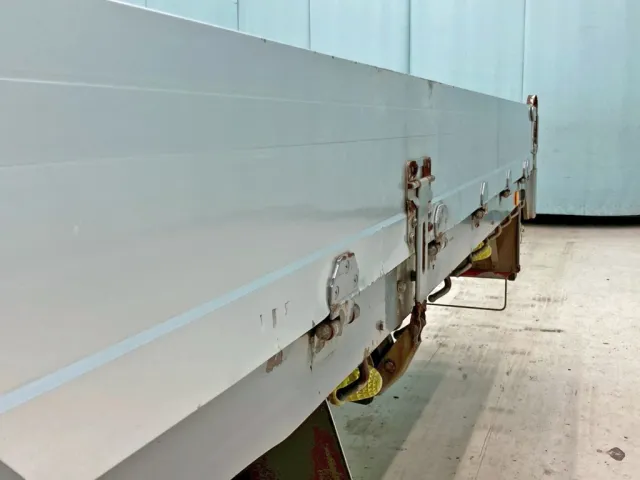 助手席側アオリ後方にキズ・ヘコミがあります。|いすゞ ギガ QKG-CYH77Bの写真29