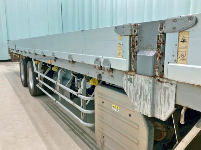 運転席側中柱下部に手塗り箇所があります。|いすゞ ギガ QKG-CYH77Bの写真31