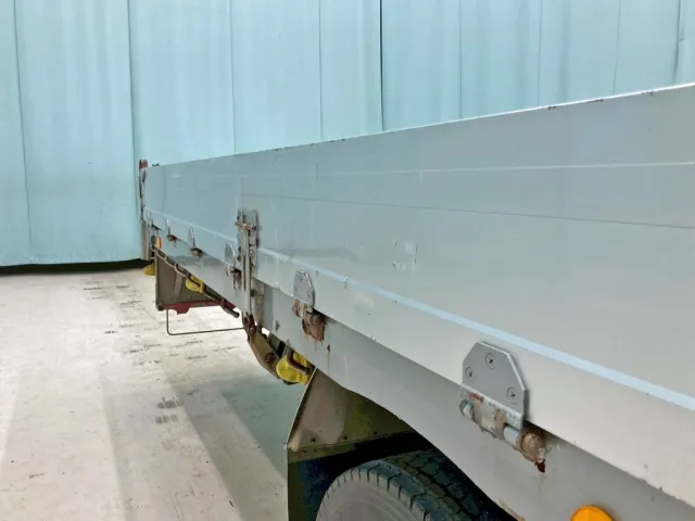 運転席側アオリ後方にキズ・ヘコミがあります。|いすゞ ギガ QKG-CYH77Bの写真32