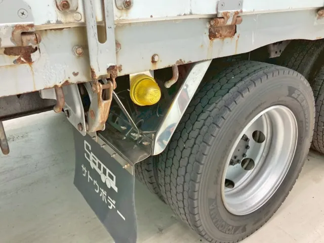 運転席側リヤフェンダー後方にヘコミがあります。|いすゞ ギガ QKG-CYH77Bの写真33