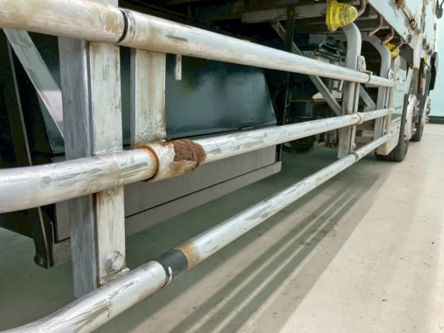 運転席側サイドバンパーにサビがあります。|いすゞ ギガ QKG-CYH77Bの写真35