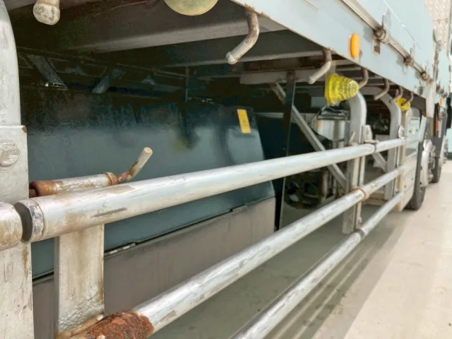 運転席側サイドバンパー開閉ロックのスプリングが欠品しています。|いすゞ ギガ QKG-CYH77Bの写真36