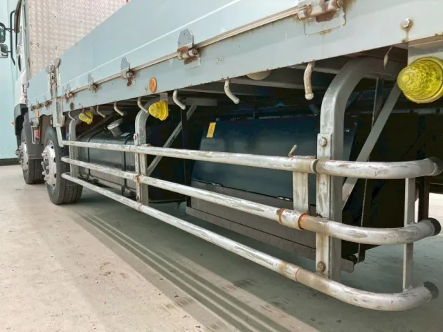 ボディー助手席側中央部に工具箱が付いています。|いすゞ ギガ QKG-CYH77Bの写真37