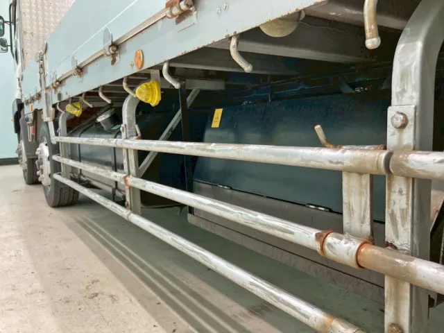 助手席側サイドバンパー開閉ロックのスプリングが欠品しています。|いすゞ ギガ QKG-CYH77Bの写真38