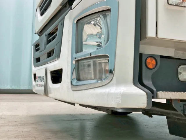 フロントバンパー全体が手塗りされています。(助手席側)|いすゞ ギガ QKG-CYH77Bの写真39