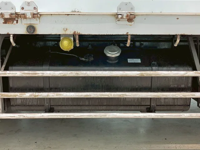 燃料タンクは300Lです。|いすゞ ギガ QKG-CYH77Bの写真41