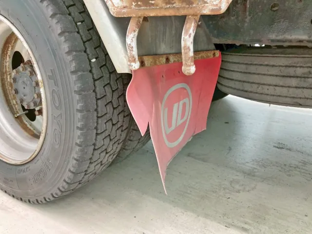 助手席側リヤフェンダー後方に歪み・シートに破れがあります。|日野 レンジャー PK-GK8JNFAの写真7