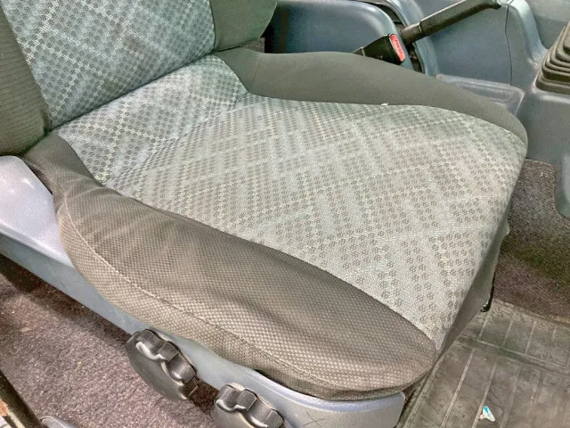 運転席座面にヘタリ・破れがあります。|日野 レンジャー PK-GK8JNFAの写真9