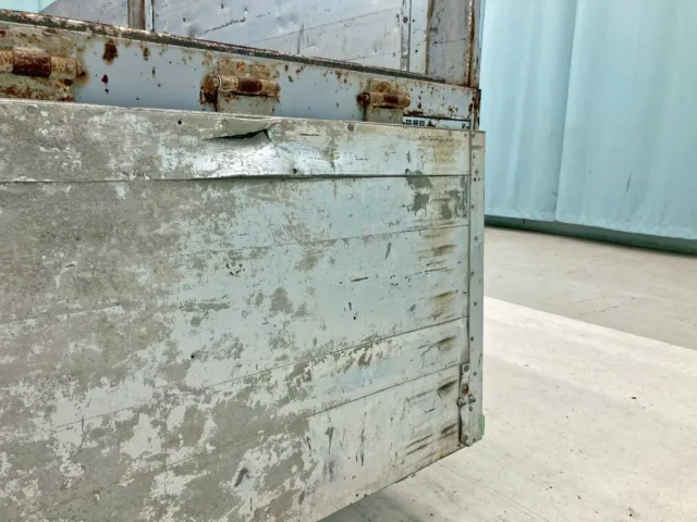 リヤアオリ内側にキズ・ヘコミ・穴あきがあります。|日野 レンジャー PK-GK8JNFAの写真11