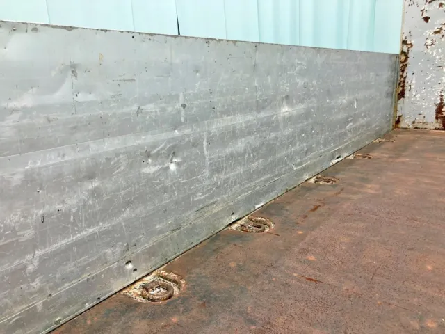 助手席側アオリ前方にヘコミ・穴あきがあります。|日野 レンジャー PK-GK8JNFAの写真14