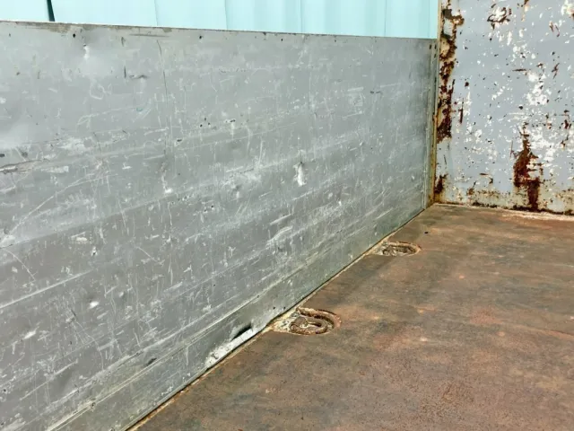 助手席側アオリ前方にヘコミ・穴あきがあります。|日野 レンジャー PK-GK8JNFAの写真15