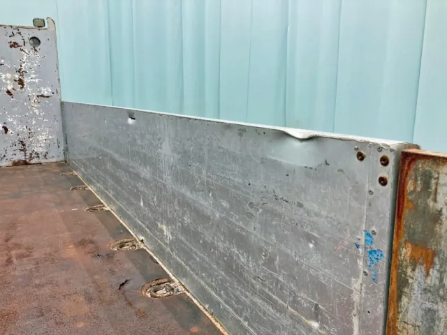 運転席側アオリ前方にヘコミ・穴あきがあります。|日野 レンジャー PK-GK8JNFAの写真16