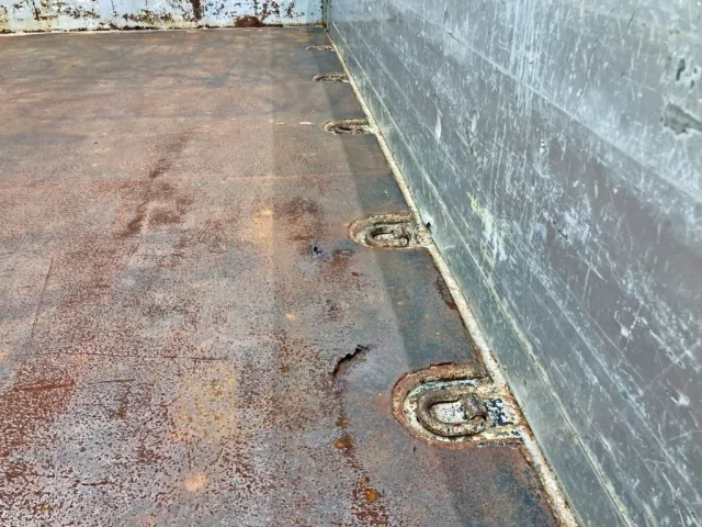 床鉄板運転席側に割れがあります。|日野 レンジャー PK-GK8JNFAの写真17