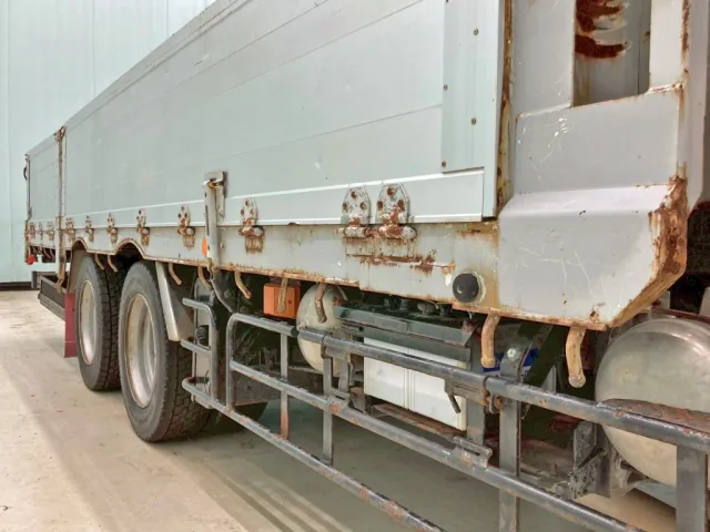 運転席側サイドレールの所々にキズ・サビがあります。|日野 レンジャー PK-GK8JNFAの写真21