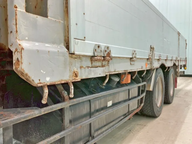 助手席側サイドレールの所々にキズ・サビがあります。|日野 レンジャー PK-GK8JNFAの写真25