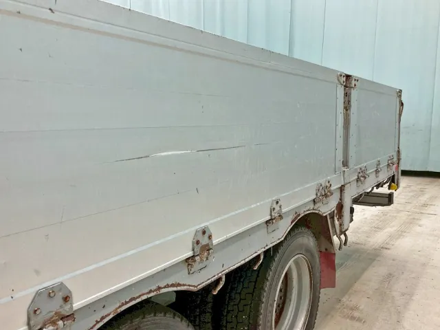 助手席側アオリ前方に引きキズがあります。|日野 レンジャー PK-GK8JNFAの写真26