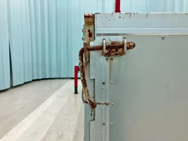 リヤアオリ助手席側ロック周辺に割れがあります。|日野 レンジャー PK-GK8JNFAの写真28