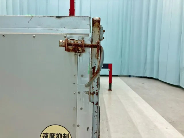 リヤアオリ運転席側ロック周辺に割れがあります。|日野 レンジャー PK-GK8JNFAの写真29