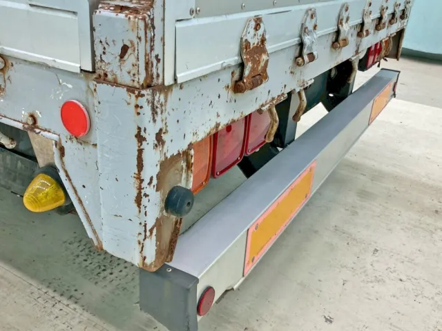 リヤレールの所々にキズ・サビがあります。(助手席側サイドレール後方の当たりゴムが欠品しています)|日野 レンジャー PK-GK8JNFAの写真30