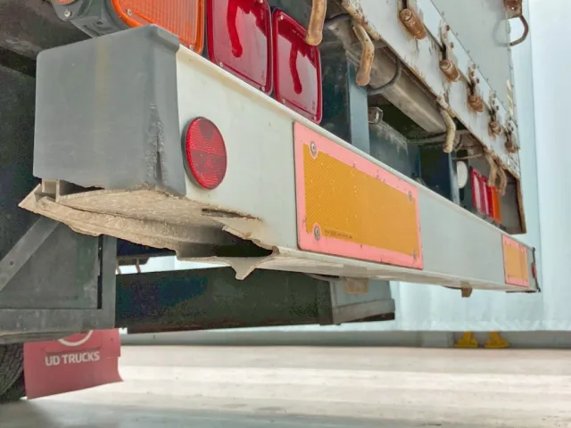 リヤバンパー助手席側 及び カバーに割れがあります。|日野 レンジャー PK-GK8JNFAの写真32