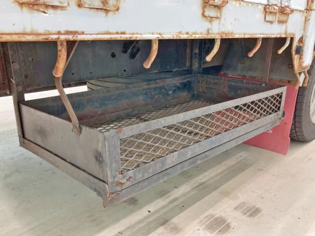 ボディー運転席側後方にりん木入れが付いています。(後方のステーに曲がりがあります)|日野 レンジャー PK-GK8JNFAの写真37