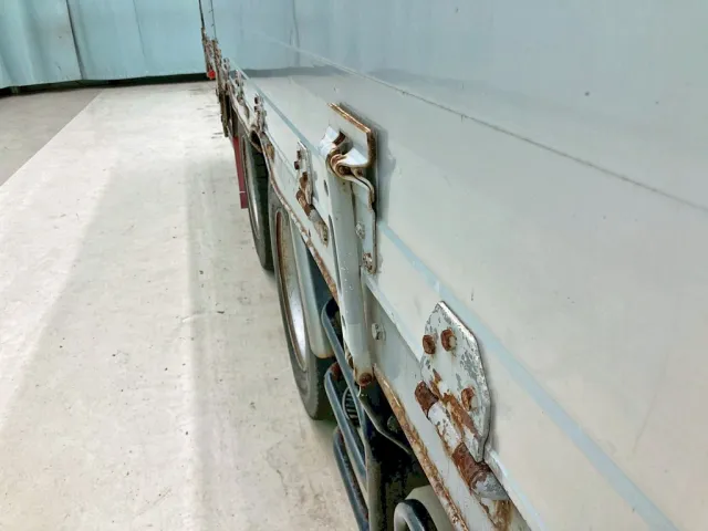 運転席側のセイコーラックの状態です。(全幅オーバーしています)|日野 レンジャー PK-GK8JNFAの写真39