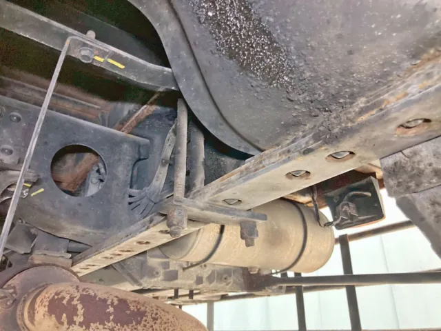 運転席側メインフレーム補強版に膨らみがあります。|日野 レンジャー PK-GK8JNFAの写真45