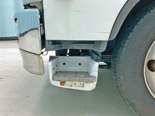 助手席ドアに引きキズ 及び ステップカバーに割れ・反射板欠品しています。|日野 レンジャー PK-GK8JNFAの写真49