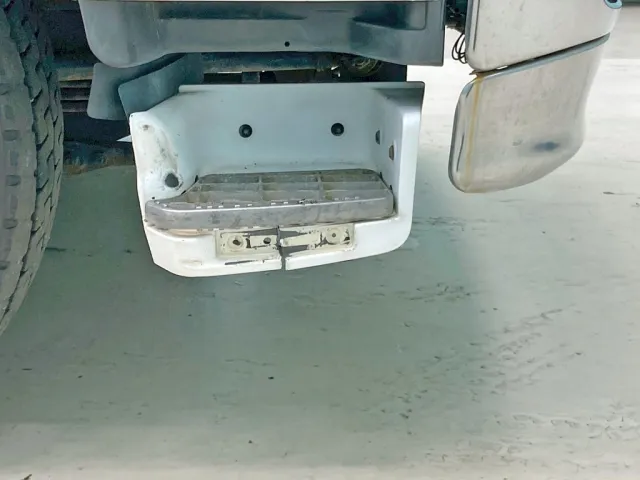 運転席側ステップカバーに割れ・反射板欠品しています。|日野 レンジャー PK-GK8JNFAの写真50